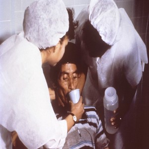 أحد
مرضى الكوليرا يشرب محلول معالجة الجفاف عن طريق الفم